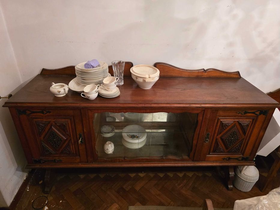 Conjunto de mobília de sala de jantar - mesa, cadeiras, aparadores
