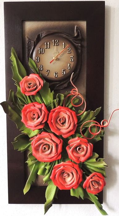 Nowoczesny obraz ze skóry z czerwonymi różami w wąskiej ramie + GRAWER