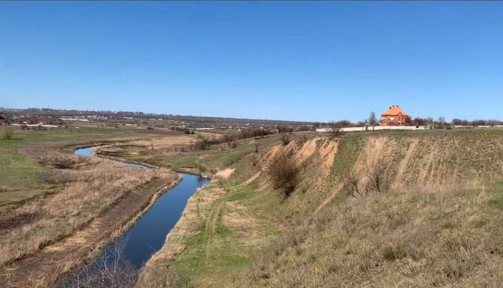 Участок 8 Га в живописном месте на берегу реки