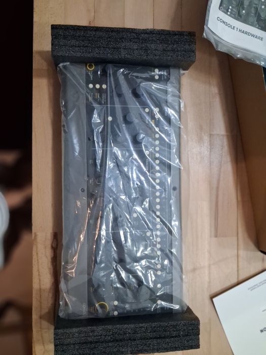 Softube Console 1 – Como Nova, com caixa e cabos originais