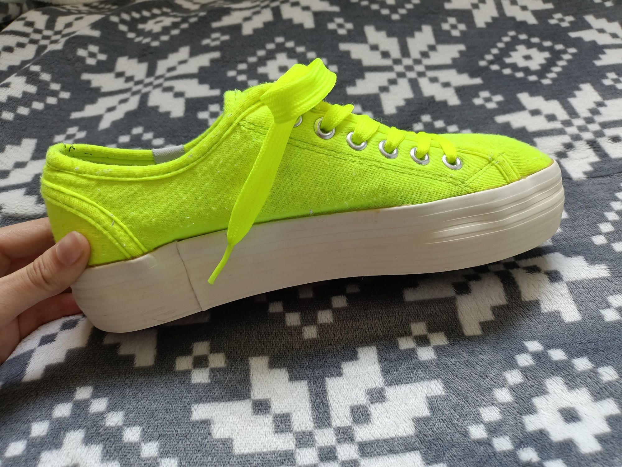 Neonowe buty marki cool way