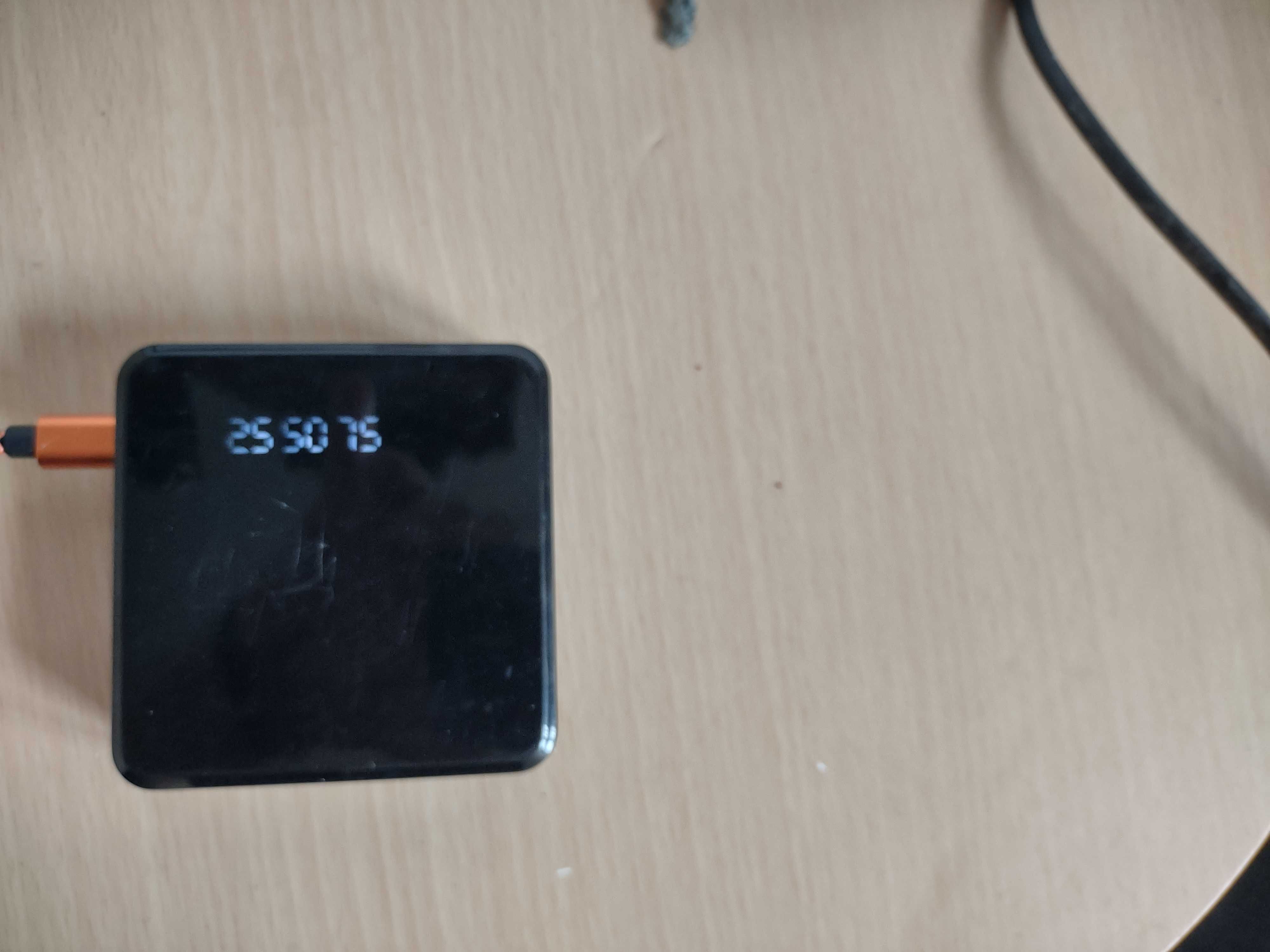 Power bank sprawny, ładuje się oddaje energię, z obu portów