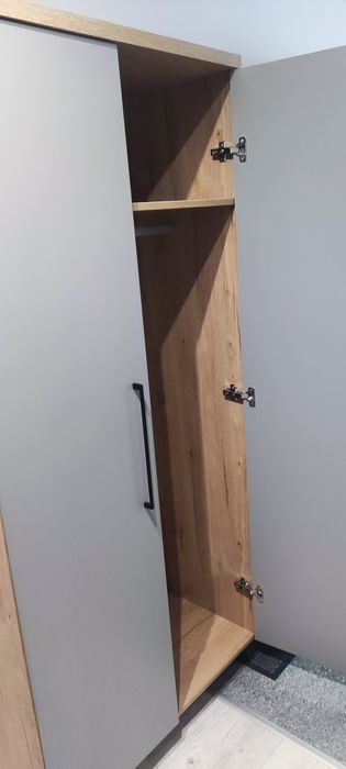 Duża szafa dwudrzwiowa z drążkiem i półkami