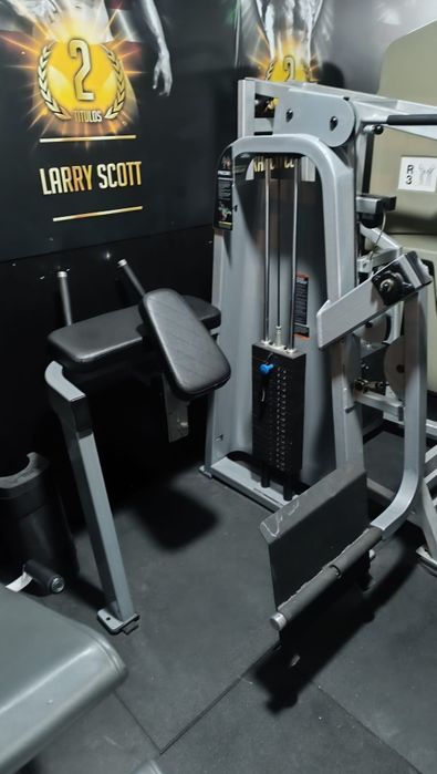 Máquina de glúteos precor de patada