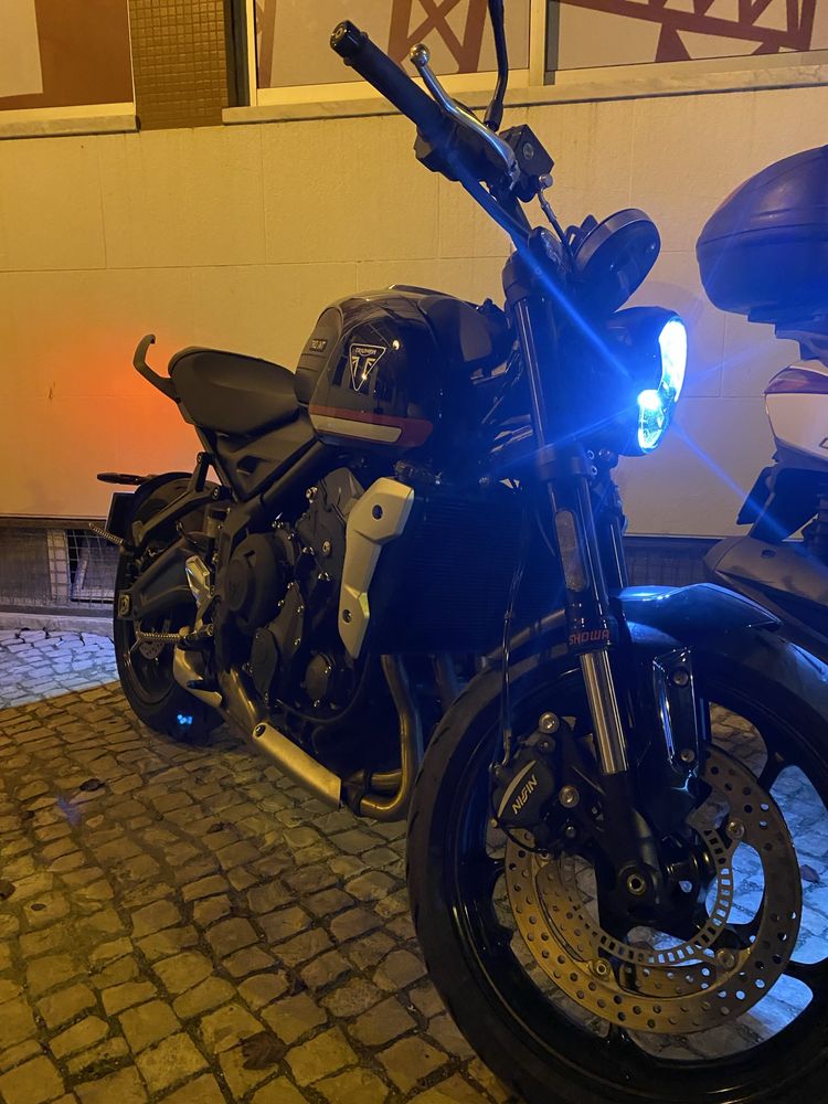 Moto triumph trident 660