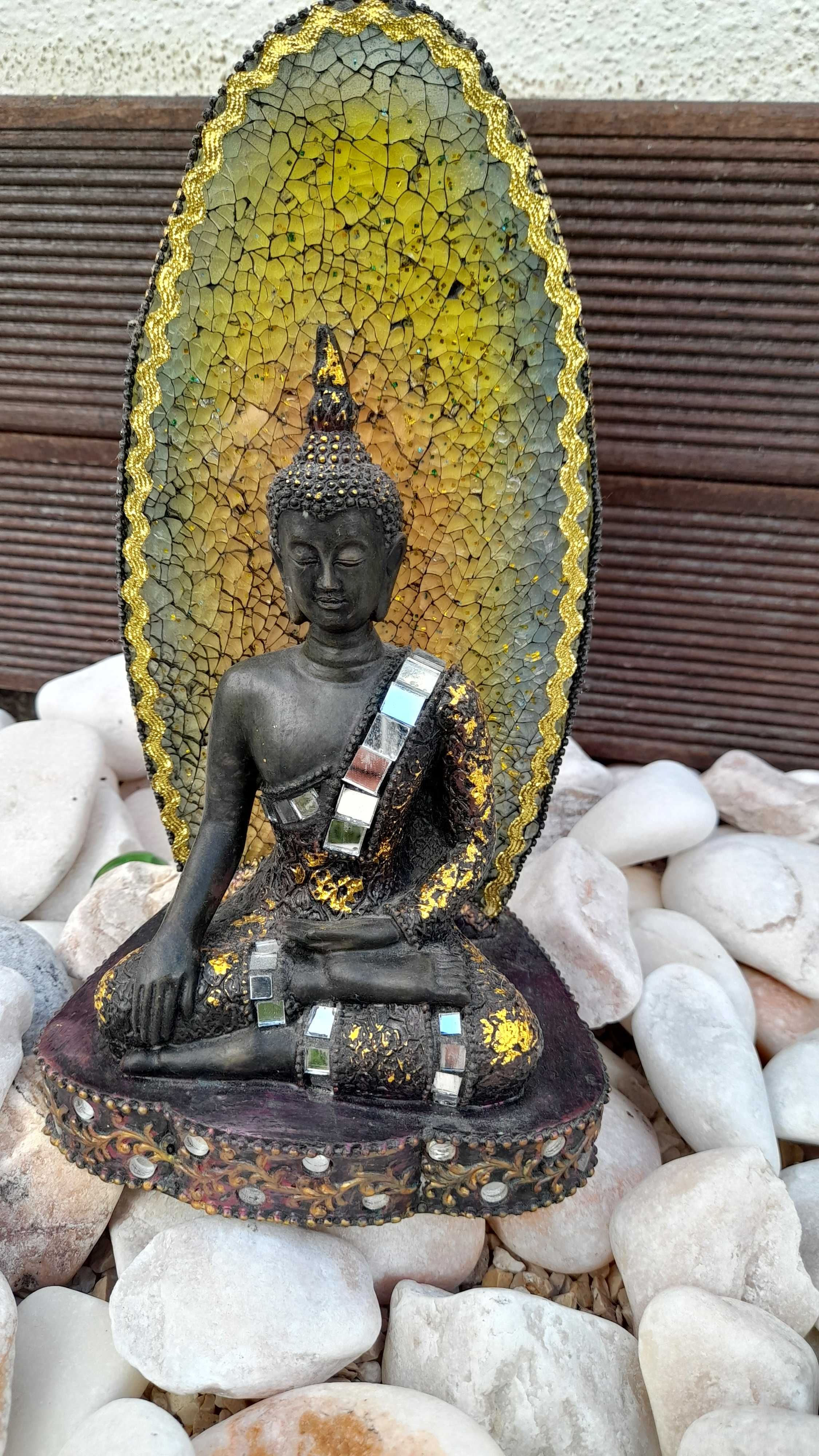 Buda decorativo com pormenores em vidro