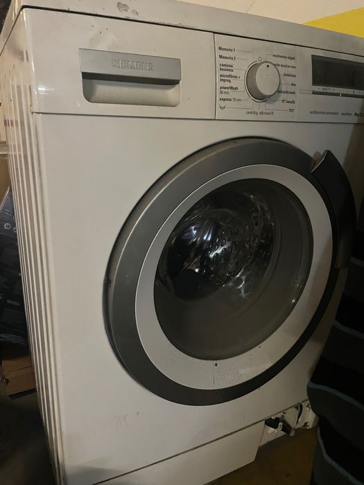 Máquina de lavar roupa estragada