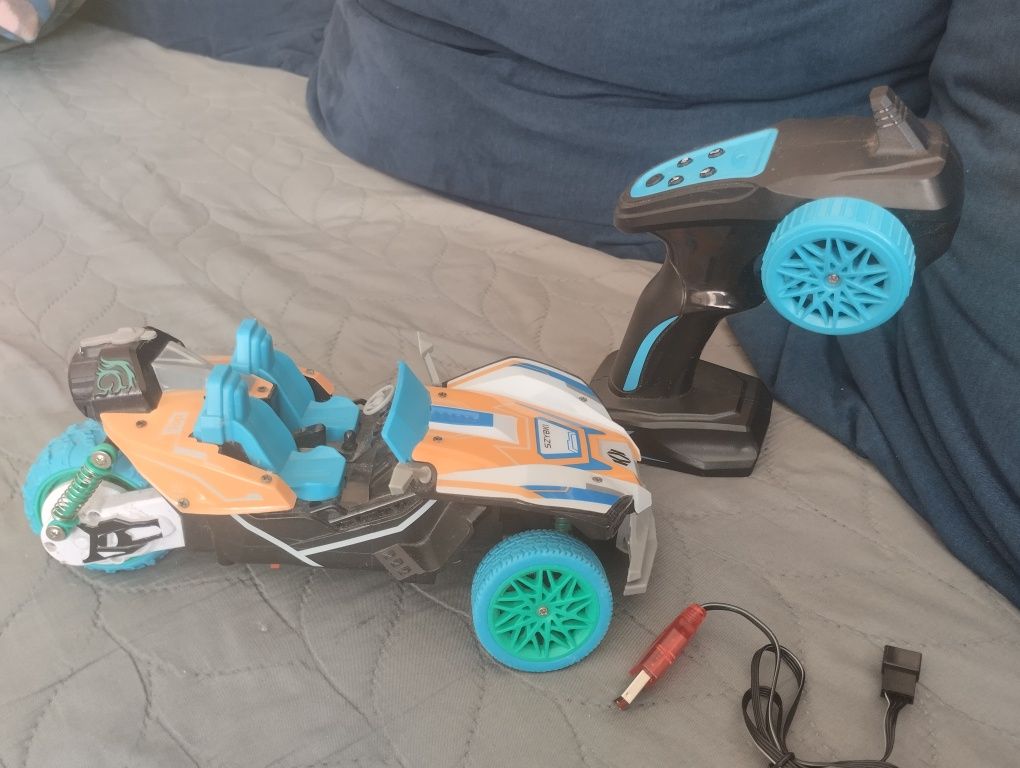 Auto sterowane z muzyką i parą