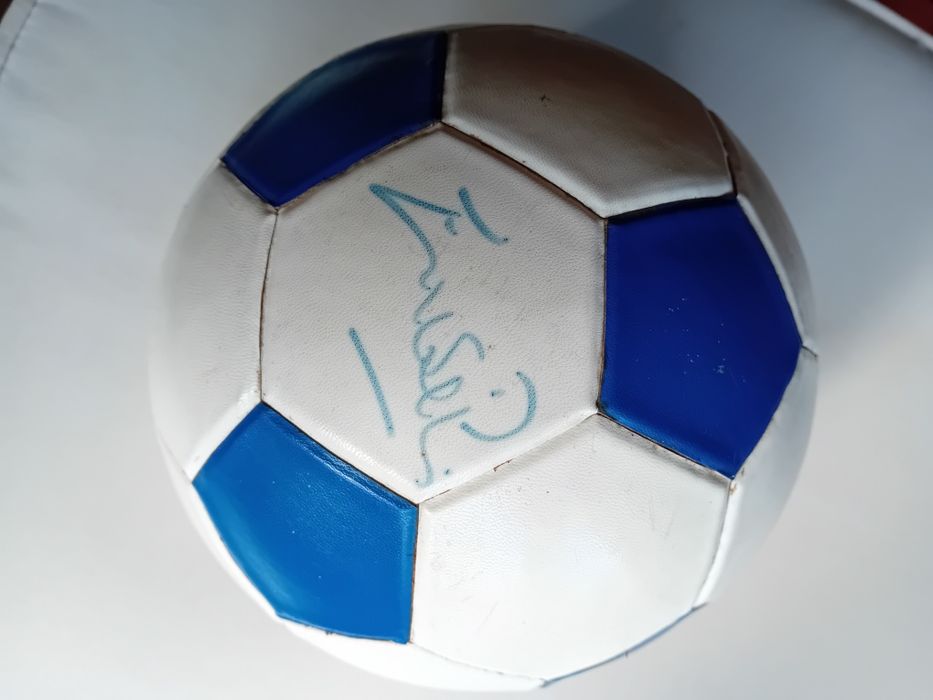 Bola de futebol autografada pelo Eusébio