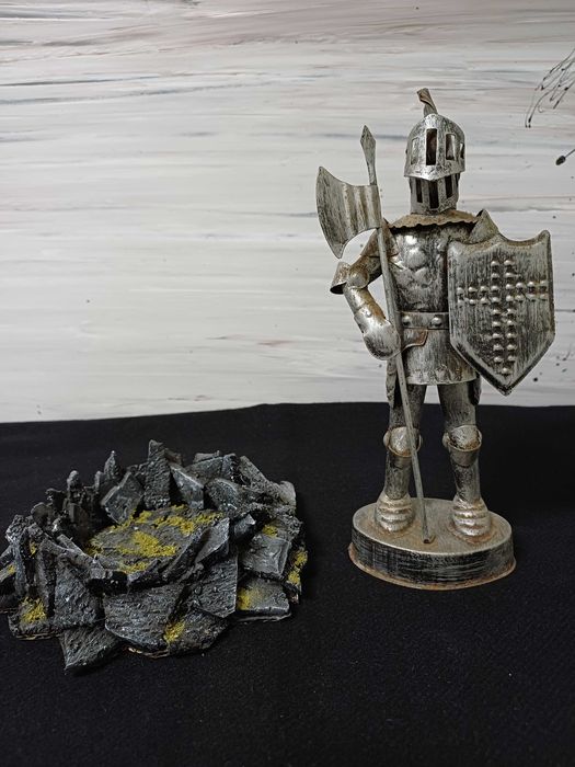 Soldado medieval em metal