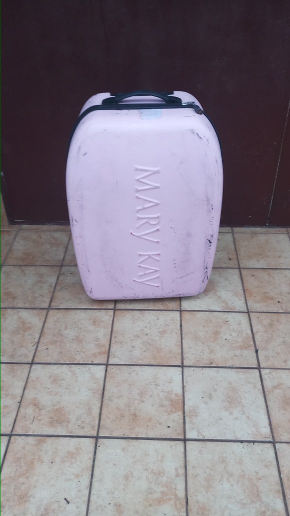Продам большой чемодан от известного бренда Mary Kay