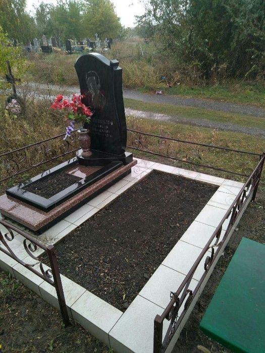 Благоустройство могил. Памятники Запоріжжя. Памятники Запорожье