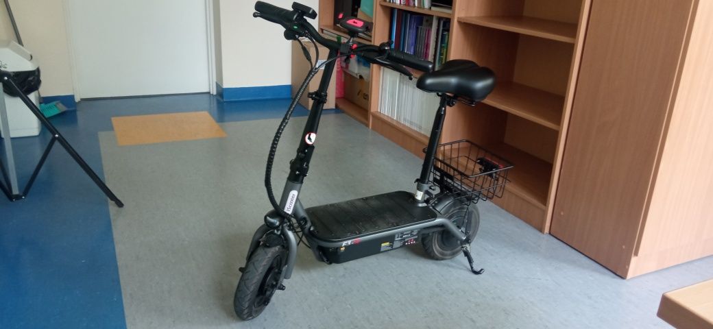 Hulajnoga elektryczna z siodełkiem