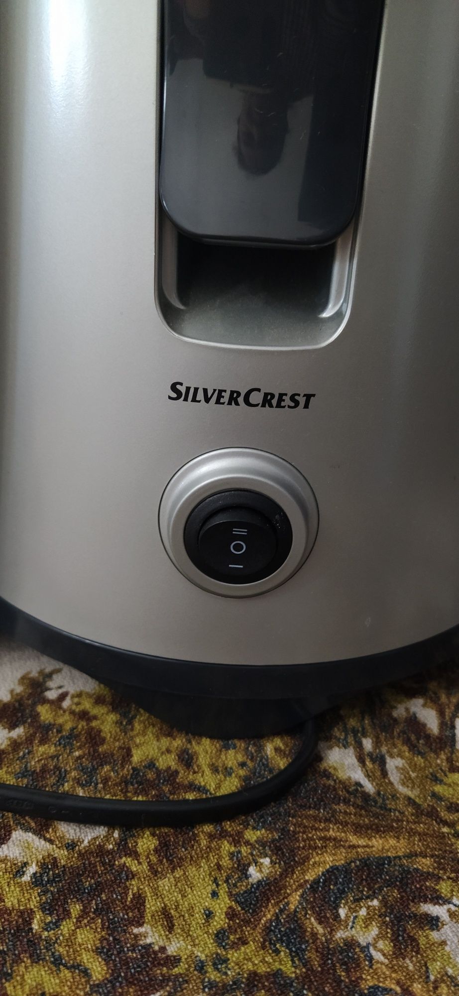 Máquina de fazer sumos da marca SilverCrest.