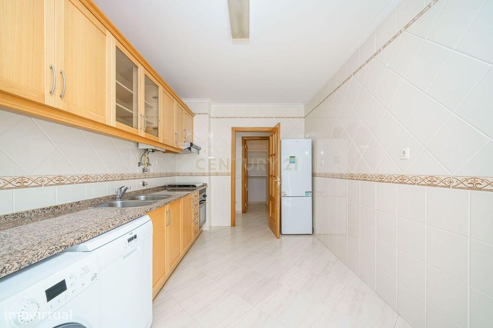 Maravilhoso Apartamento T2 com Arrecadação, para Venda, no Bairro Afon