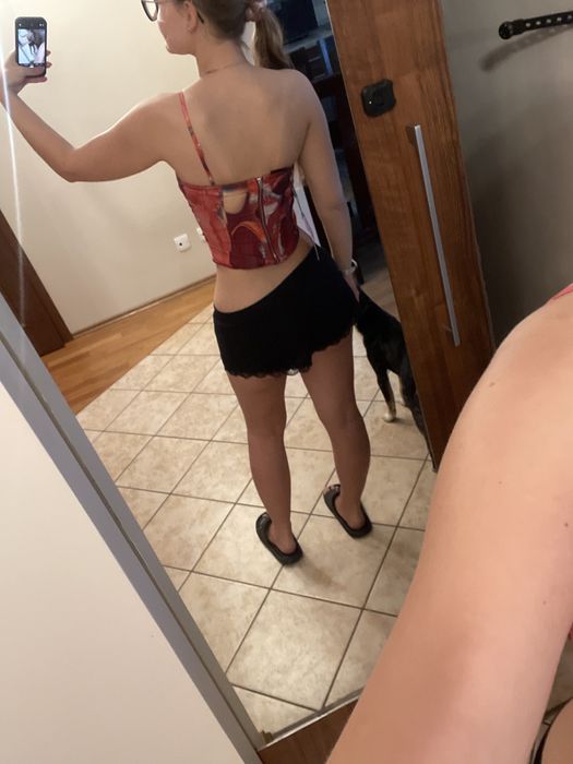 Kolorowy top na jedno ramię PrettyLittleThing