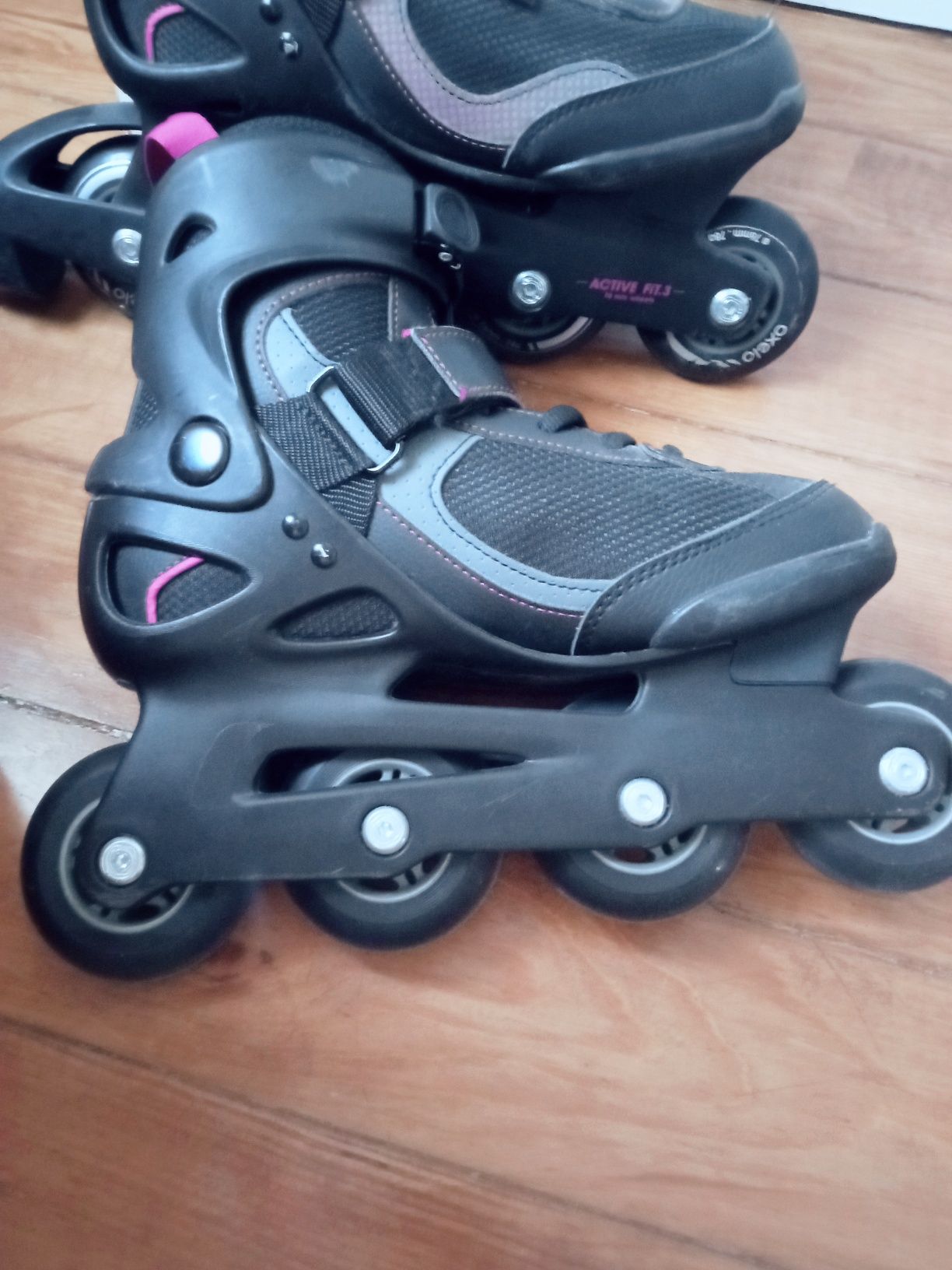 Patins em linha (pretos e cor-de-rosa)