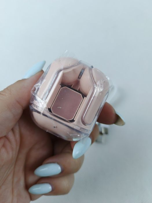 Różowe bezprzewodowe słuchawki Bluetooth z etui i kablem