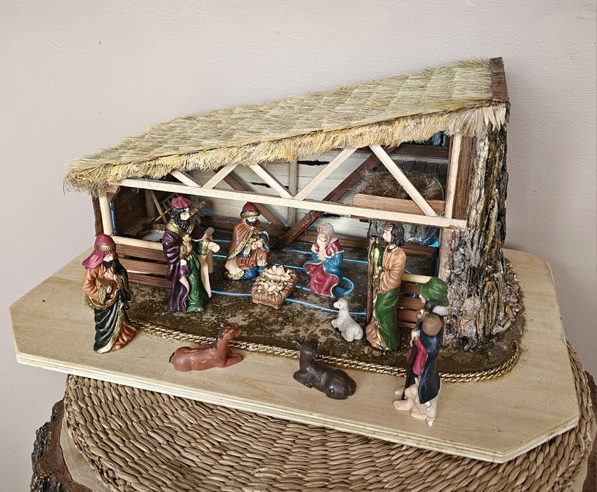 Szopka ze skałą z podświetleniem + 10 figurek.Ręcznie wykonana