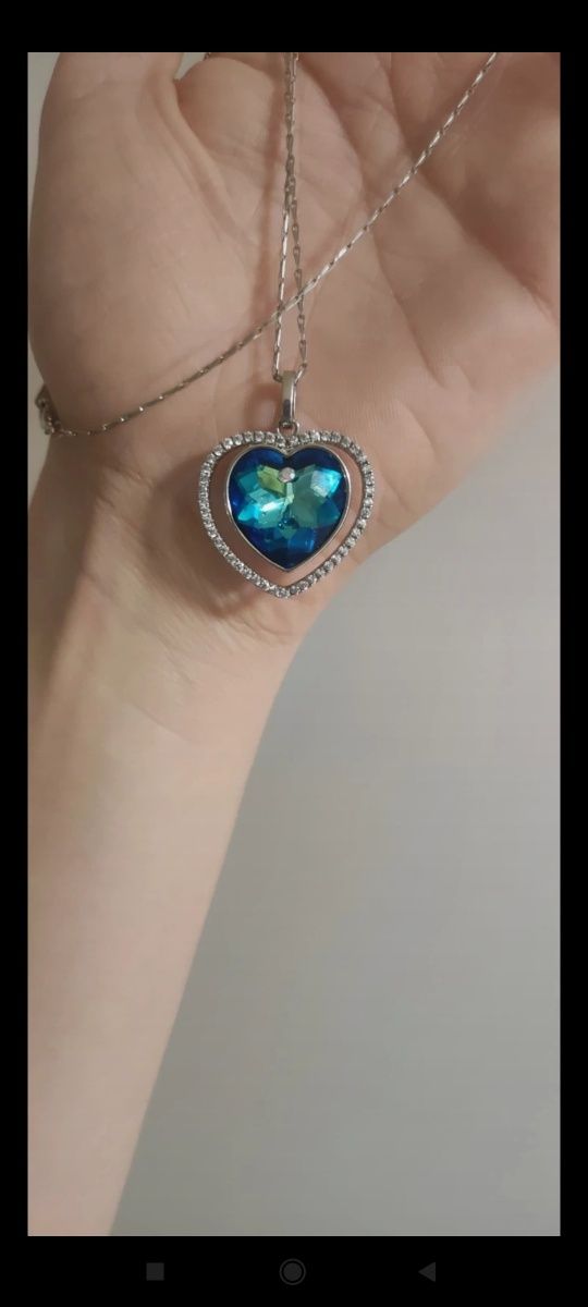 Srebrny wisiorek z niebieskim kamieniem cyrkonią w kształcie serca 925