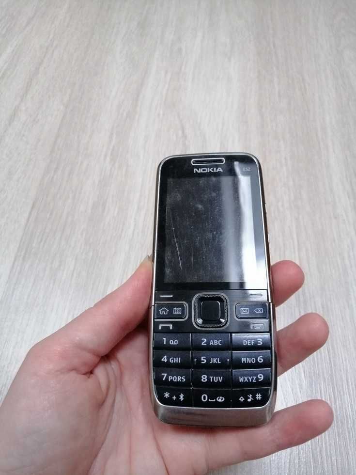 Sprawny telefon Nokia E52. Działająca, kultowa Nokia z ładowarką.