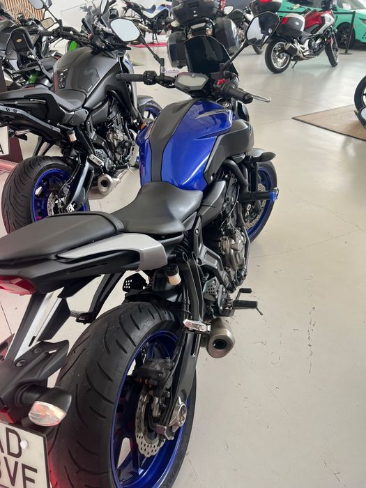 Mt 07 vendo ou troco por carro