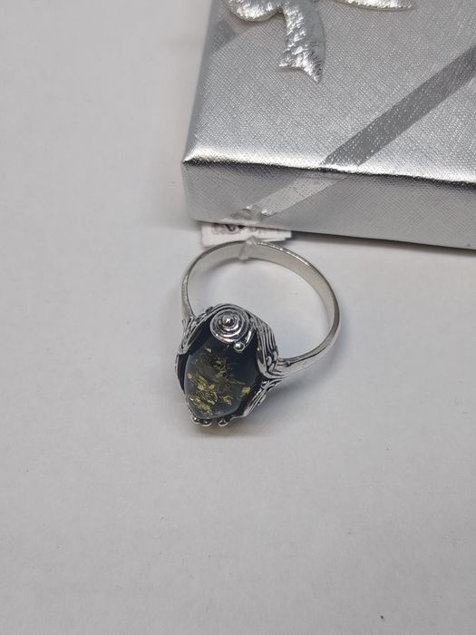 Srebrny pierścionek z zielonym bursztynem srebro 925 rozm.22