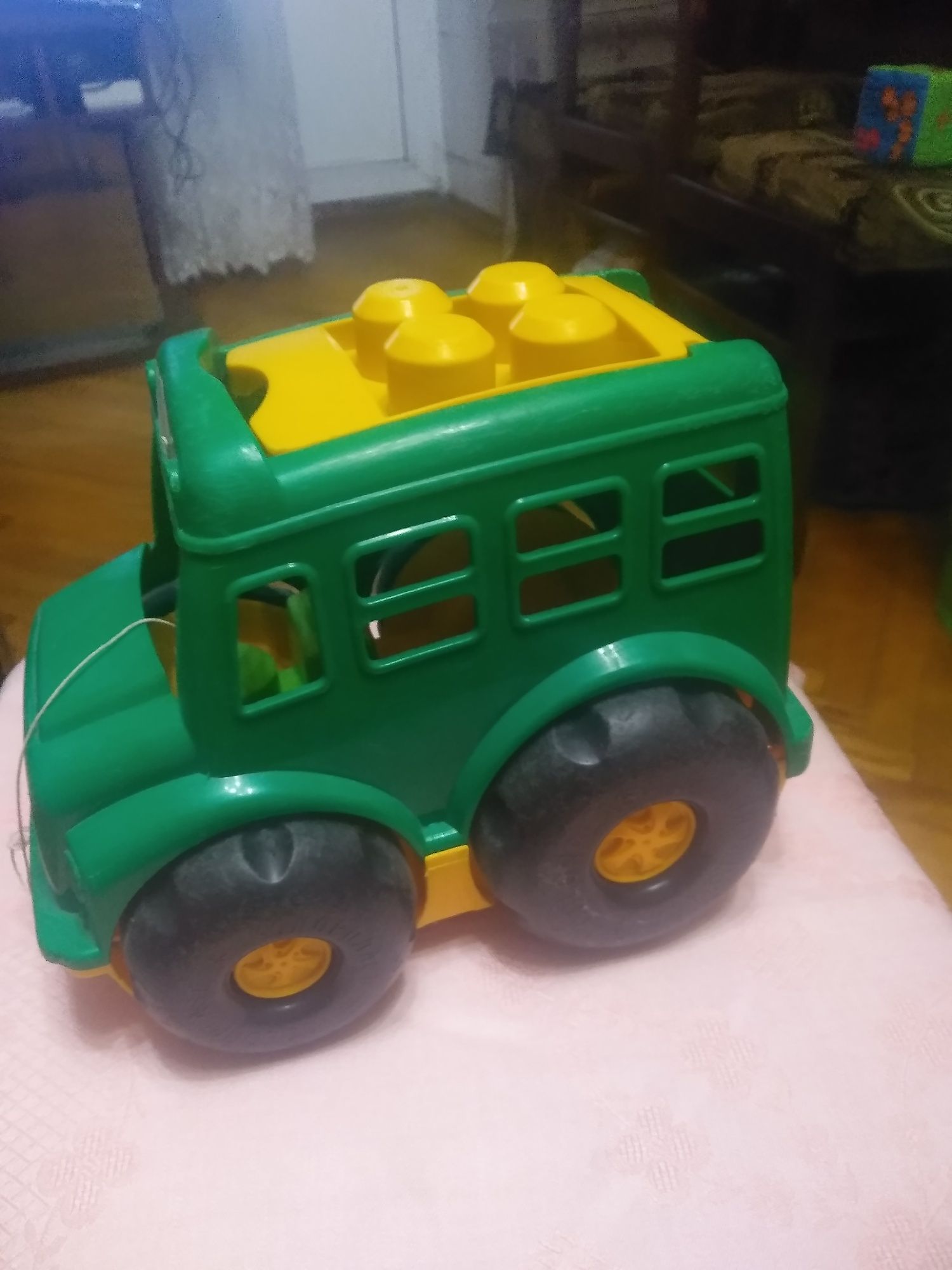 Детская игрушечная машинка