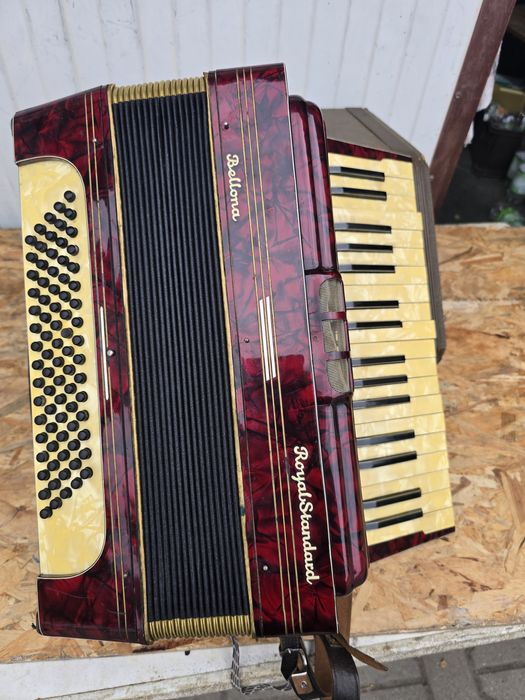 Akordeon Royal Standard 80 basów