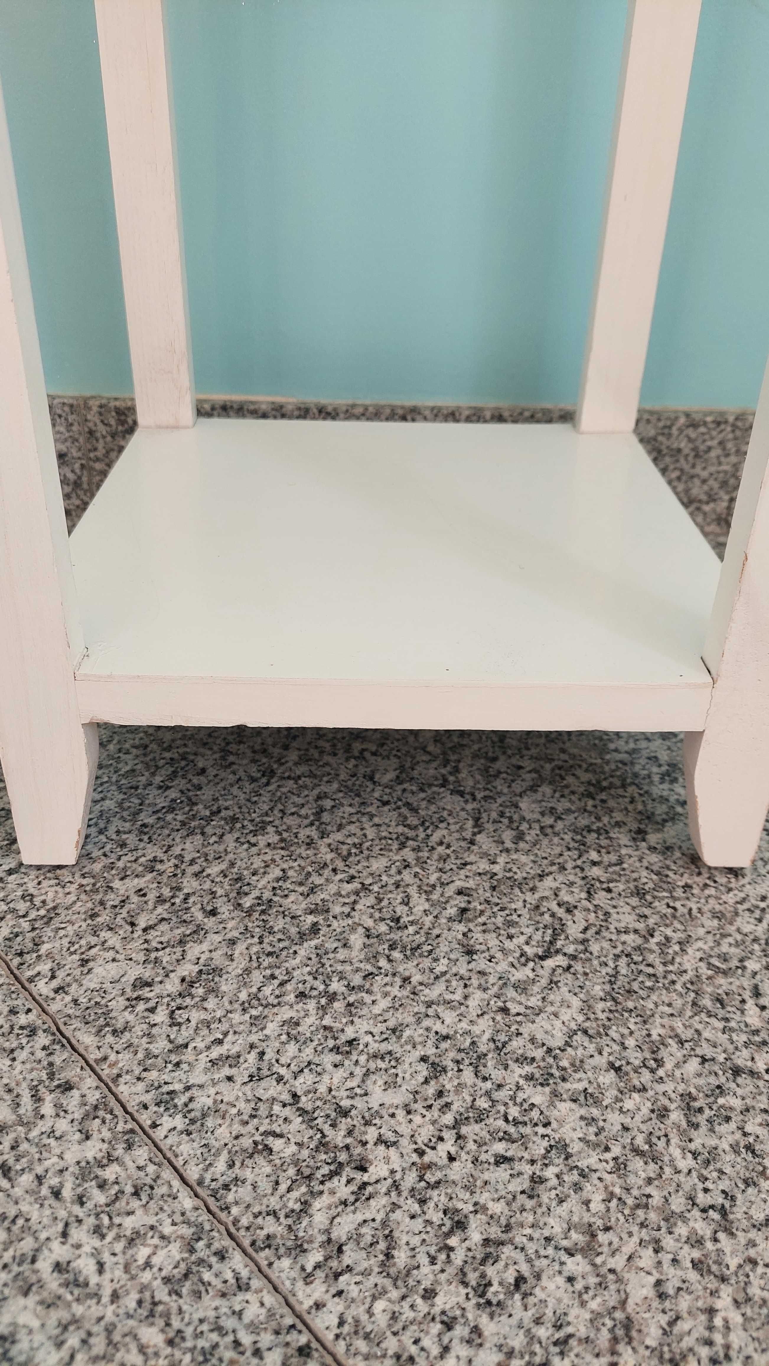 Mesa de cabeceira branca (x1)