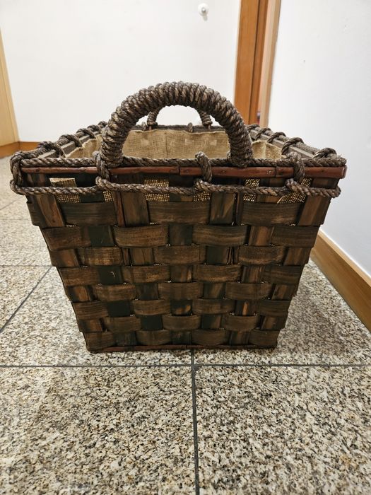 Cesto de lenha castanho
