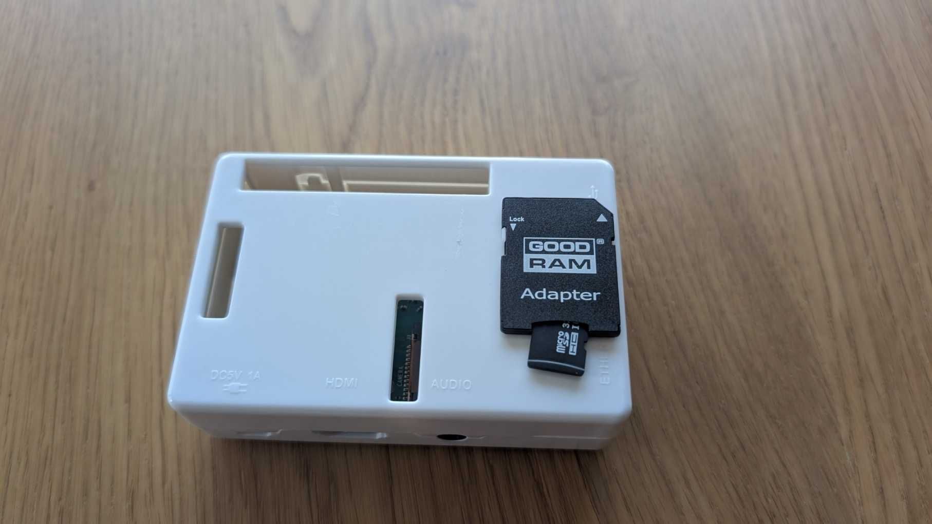 Raspberry Pi 3B+z kartą SD i Obudową