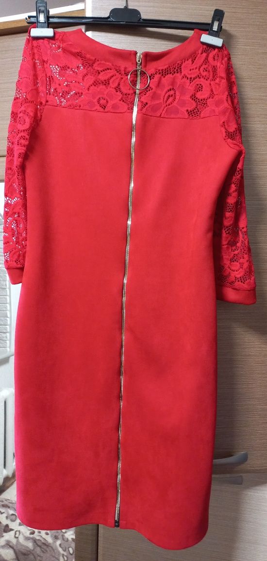 Червоне гарне плаття