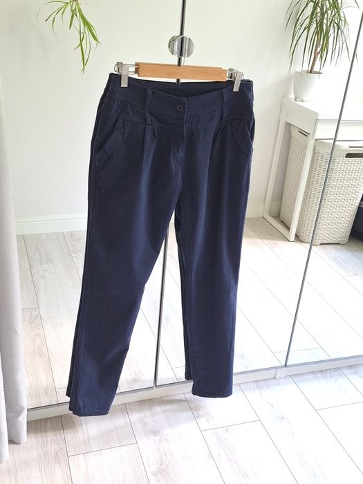 granatowe spodnie chinosy