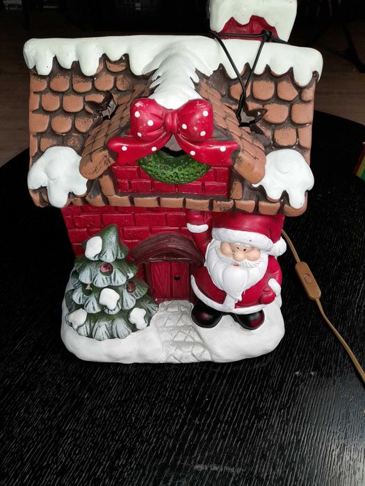 Casa Pai Natal em Resina com Luz ou sem.  Usada mas em bom estado.