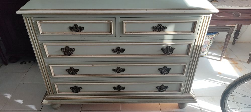 Linda Comoda pintada