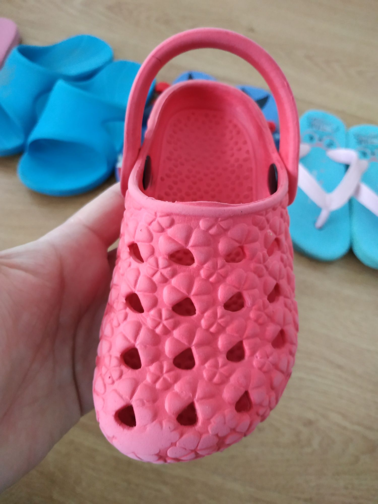 Klapki na basen i plażę typu crocs, r. 24