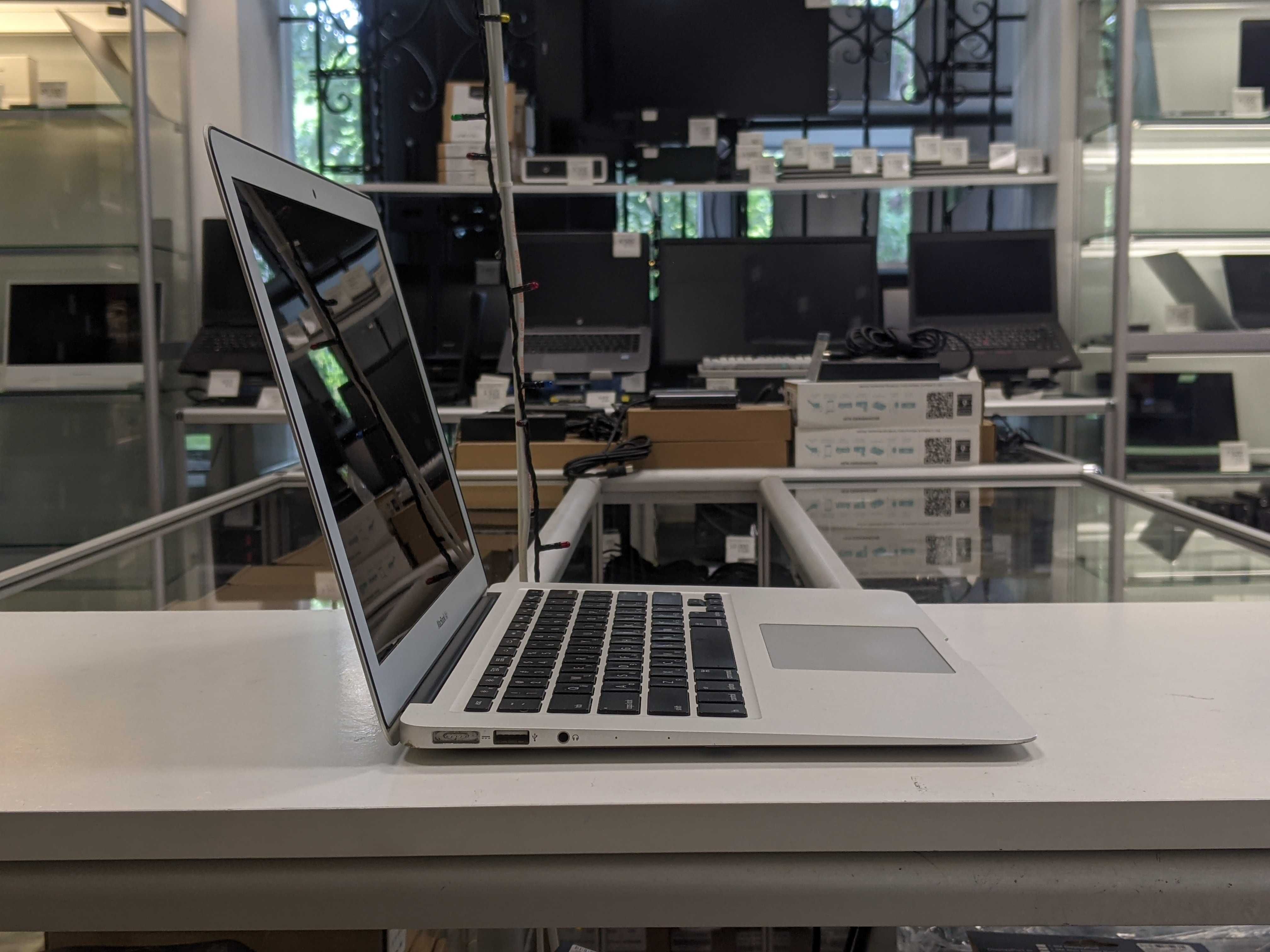 Ноутбук Apple MacBook Air 13 A1466 13.3 HD IPS/i5-5350U/8GB/SSD 120GB