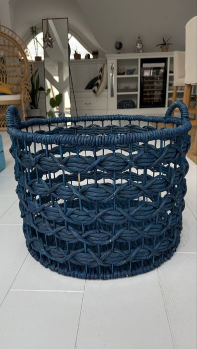 Bardzo duży niebieski kosz wiklinowy (srednica 50 cm)