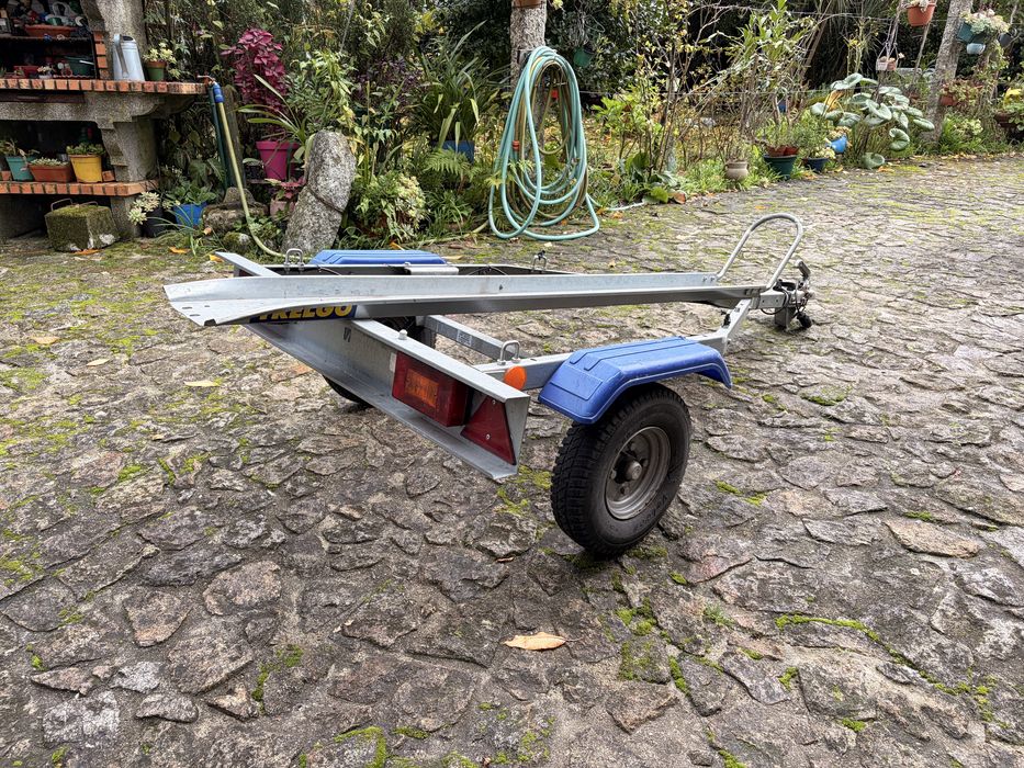 Atrlelado para uma moto