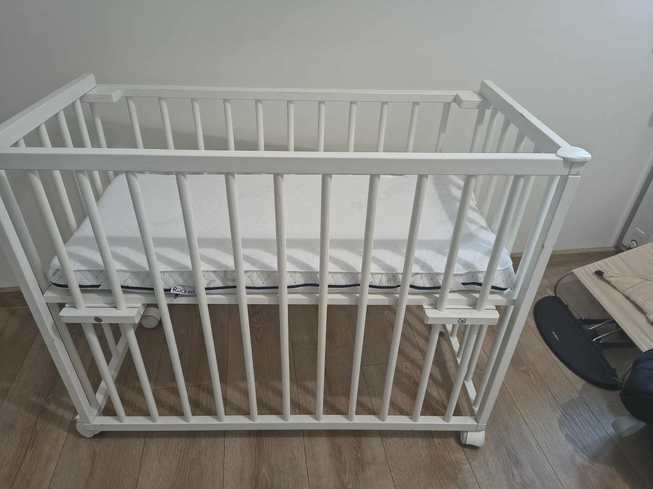 Łóżeczko dostawką jeżdżące, materac 90x40