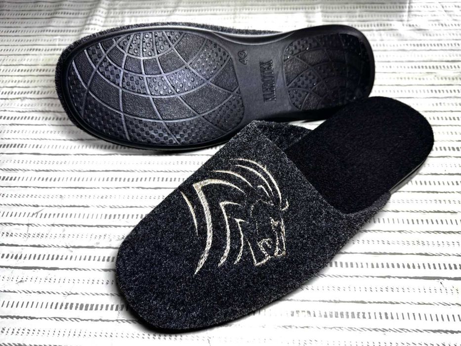 Якісні повстяні войлочні чоловічі тапки капці з левом, поліурітан, Укр