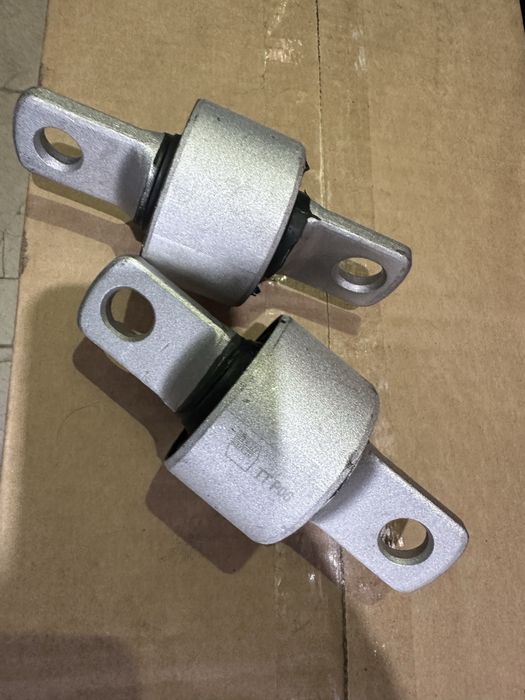 Тесла У, 3 сайленблоки Кривого важіля (банан)