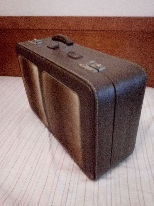 Mala retro em bom estado.