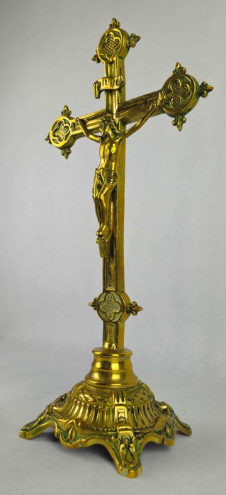 Piękny stary stylowy krzyż mosiężny stojący z Francji