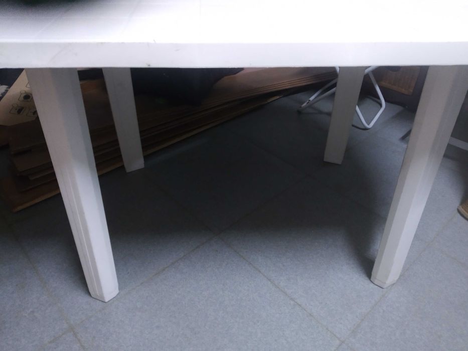 Mesa de Plástico-Resina Grande e Desmontável - Uso versátil