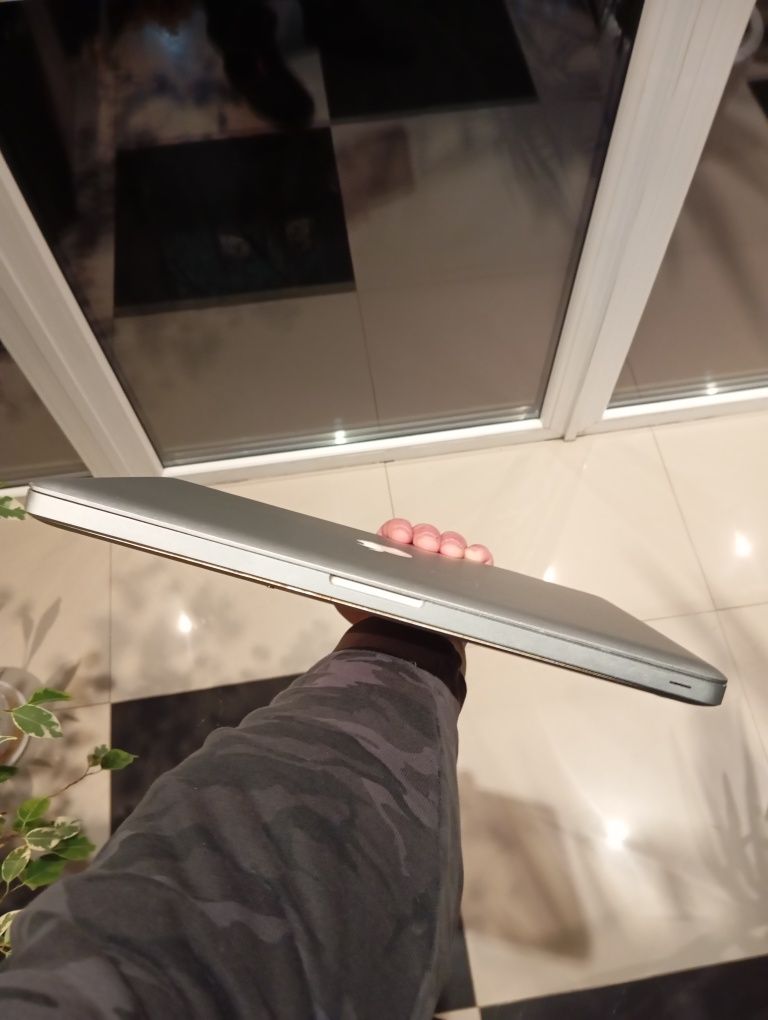 Macbook 2010   8  /  256 intel core I5  диагональ 15 дюймов