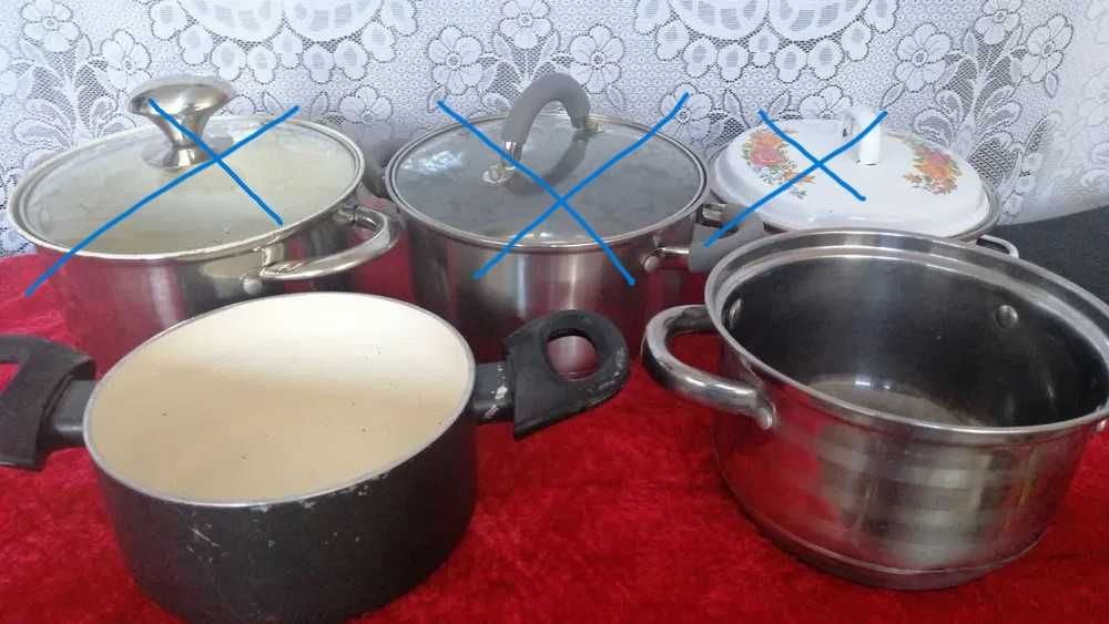 . Остатки  кастрюль, чугунная посуда, ковши и  разные крышки.