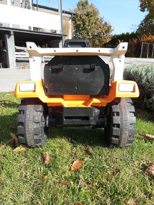 Duży traktor z łychą koparka na akumulator stan BDB