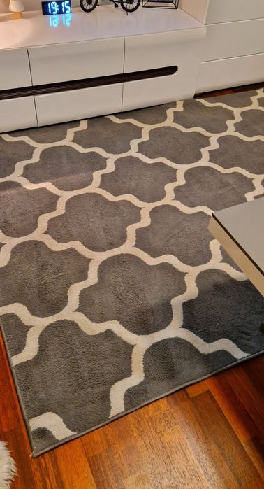 Dywan szary/ z dodatkiem białego.